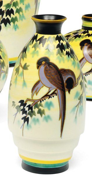 null Rare vase de forme rare à décor polychrome d'oiseaux stylisés dans différentes...