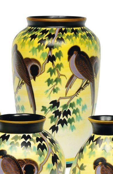 null Rare vase à décor polychrome d'oiseaux stylisés dans différentes attitudes,...