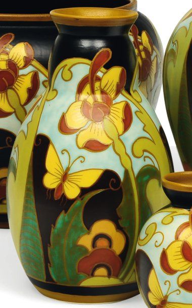 null Rare vase à décor polychrome papillons et de floraux motifs. Very rare polychrome...