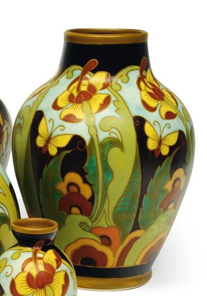 null Rare vase à décor polychrome de papillons et de motifs floraux. Very rare polychrome...