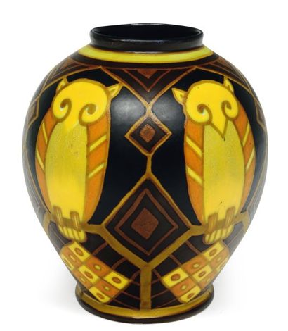 null Rare vase à décor polychrome de hiboux stylisés. Extremely rare polychrome design...