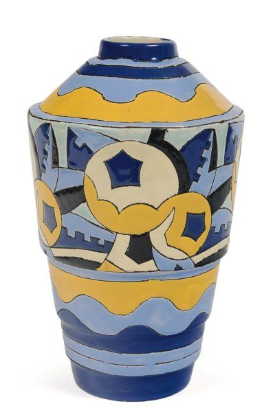 null Rare vase de forme géométrique à décor polychrome de motifs floraux fortement...