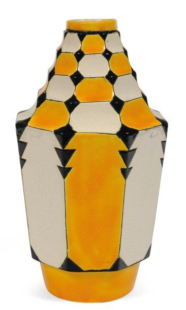 null Rare vase à décor tricolore de motifs géométriques. very Rare three-colour design...