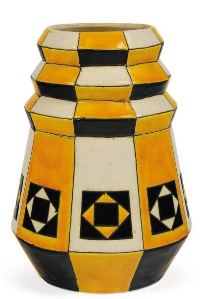 null Rare vase à décor tricolore de motifs géométriques. very Rare three-colour design...