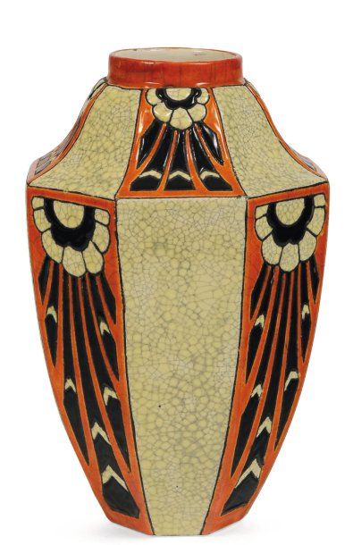 null Rare vase à décor tricolore de motifs floraux stylisés. very rare three-colour...