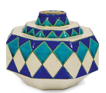 null Rare vase à décor tricolore de motifs géométriques. Rare three-colour design...