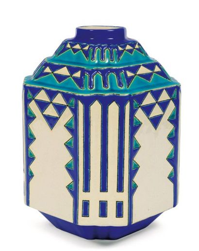 null Rare vase à décor tricolore de motifs géométriques. Rare three-colour design...