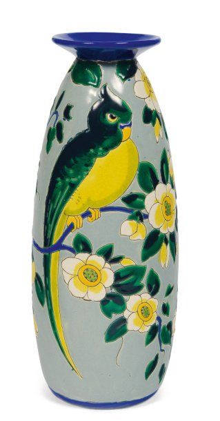 null Vase à décor polychrome de perroquets dans différentes attitudes et de motifs...