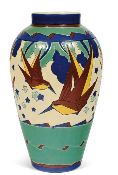 null Rare vase à décor polychrome d'oiseaux stylisés en vol. very rare polychrome...