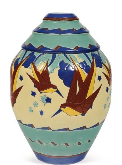 null Rare vase géométrique à décor polychrome d'oiseaux stylisés en vol. Extremely...