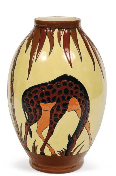 null Rare vase à décor polychrome brun, orange et noir avec des girafes dans différentes...