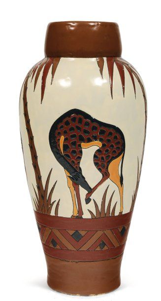 null Rare grand vase à décor polychrome brun, orange et noir avec des girafes dans...