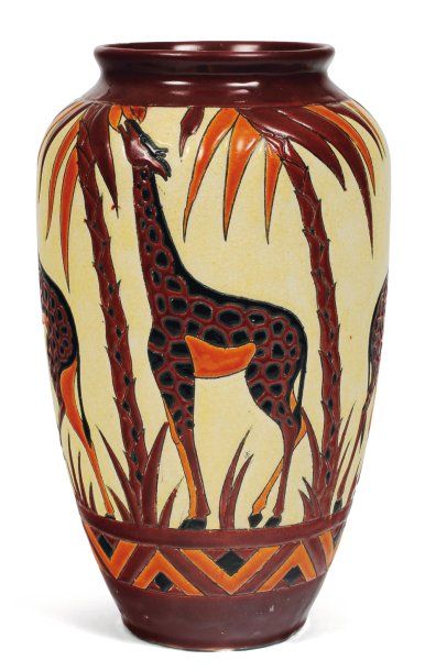 null Rare grand vase à décor polychrome brun, orange et noir avec des girafes dans...