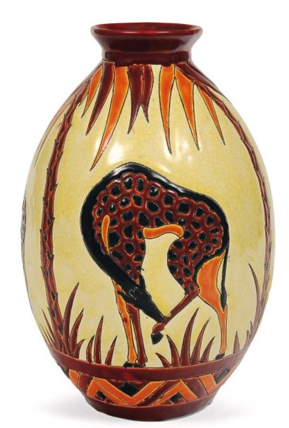 null Rare vase à décor polychrome brun, orange et noir de girafes dans différentes...