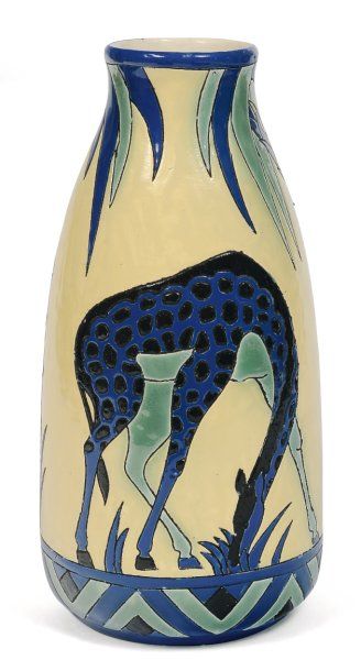 null Rare vase à décor polychrome bleu, vert et noir de girafes dans différentes...