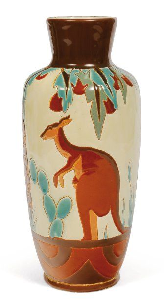 null Rare vase à décor polychrome brun foncé, brun, vert gris et gris de kangourous...