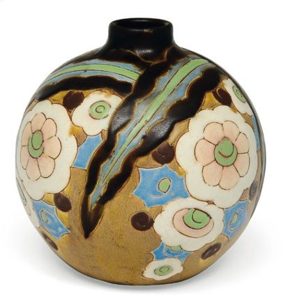 null Rare vase à décor polychrome de motifs floraux. Rare Polychrome design with...