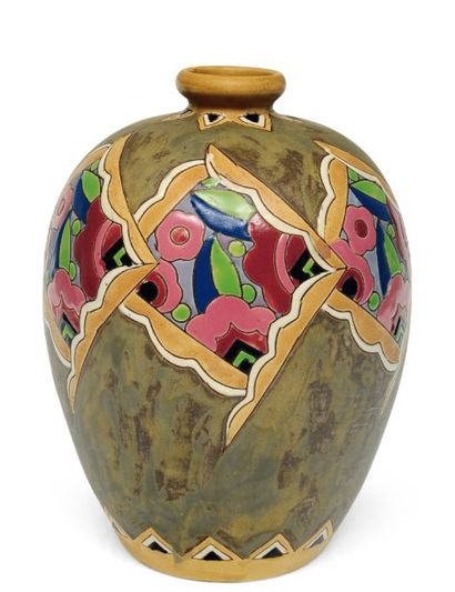 null Rare vase à décor polychrome de motifs floraux. very Rare Polychrome design...