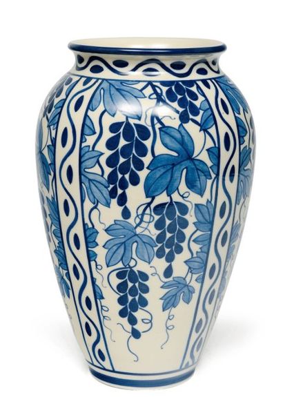 null Vase à décor bicolore de grappes de raisin bleues et de feuilles de vigne. Two-colour...