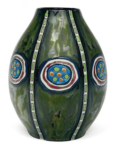 null Vase à décor polychrome de feuilles stylisées. Polychrome design with stylized...