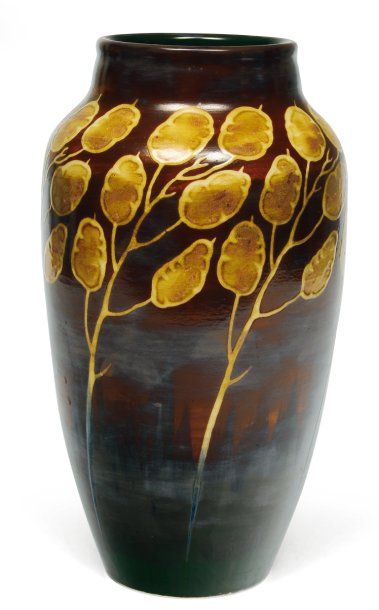 null Vase à décor polychrome de lunaires séchées. Polychrome design with dried honesty....