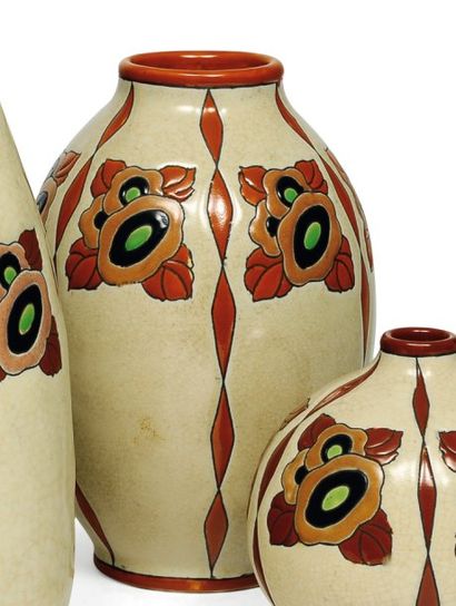 null Vase à décor tricolore de fleurs et de feuilles stylisées. Three colour design...