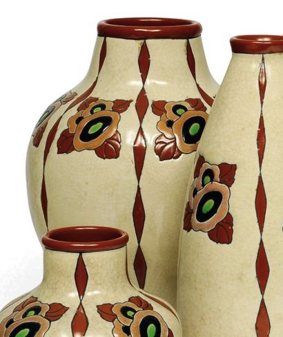 null Vase à décor tricolore de fleurs et de feuilles stylisées. Three-colour design...