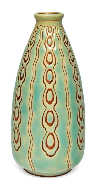 null Vase à décor bicolore de motifs floraux stylisés. Two-colour design with strongly...