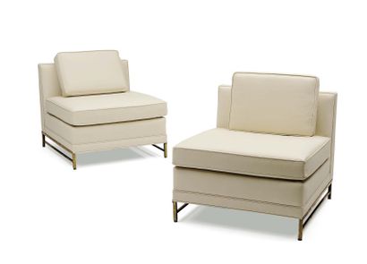 PAUL MCCOBB (1917-1969) Paire de fauteuils tapissés en cuir blanc et soutenus par...
