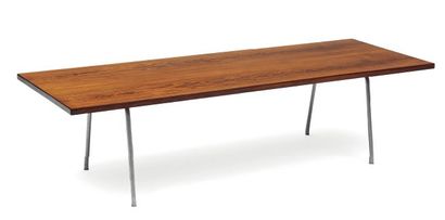 HANS J. WEGNER (1914-2007) Table basse à plateau rectangulaire en palissandre reposant...