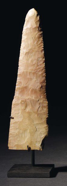 ÉGYPTE Fragment de couteau (probablement rhomboïdal) biface finement débité. Silex...