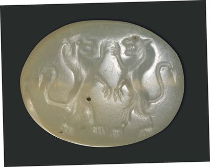 null Scarabéoïde gravé d'une scène représentant deux lions dressés affrontés. Percement...