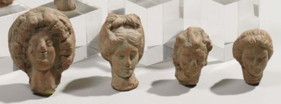 null Lot composé de quatre têtes de statuettes féminines, aux coiffures élaborées....