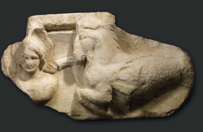 null Grand relief, probablement un élément de corniche, sculpté du buste d'Athéna...