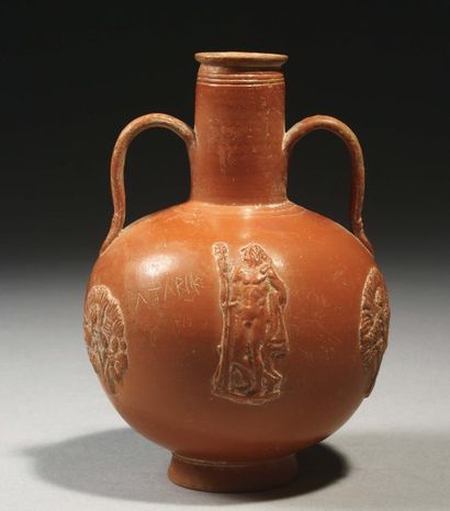 null Amphorisque sigillée ornée d'un homme debout, drapé (probablement Bacchus),...