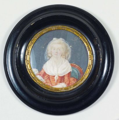 École française vers 1780. Portrait d'une dame de qualité assise en robe rouge et...