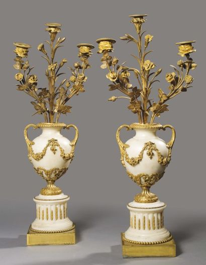 null Paire de candélabres en marbre blanc et bronze ciselé doré en forme de vase...