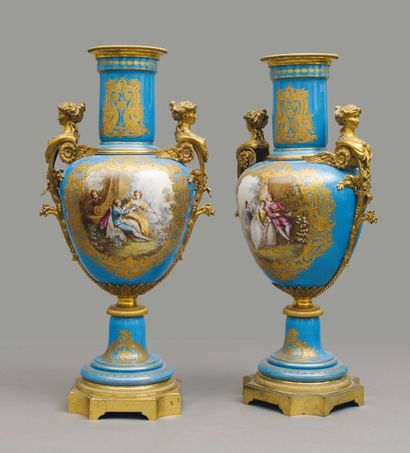 null Paire de vases en porcelaine bleu céleste et doré dans le goût de Sèvres ornée...