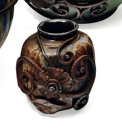 Guérin Vase en grès brun/bleu feu avec décoration fer d'une fleur et boucles (signé...
