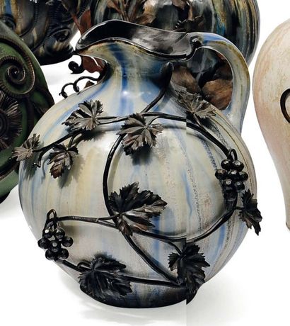 Guérin Vase en grès blanc/bleu/brun feu avec décoration fer d'une vigne Signé : 243/D...