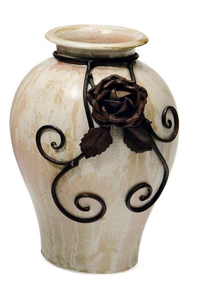 Guérin Vase en grès blanc/rose/brun feu avec décoration fer d'une rose et boucles...