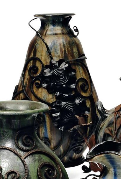 Guérin Vase en grès bleu/brun feu avec décoration fer de fleurs et boucles Signé...