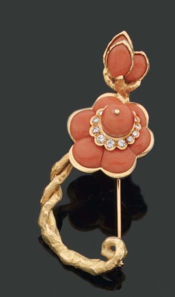 CHAUMET. Années 1970. Originale BROCHE en forme de branche fleurie en or amati. Elle...