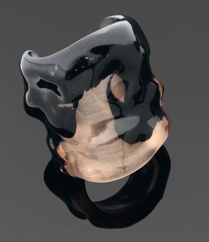 MIGEON Bracelet Sculpture Résine noire et translucide. Signé. H_9 cm D_6 cm