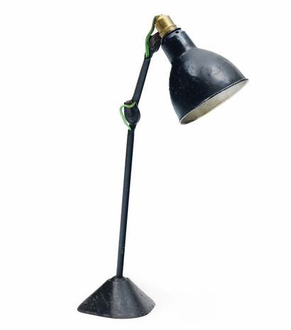 BERNARD-ALBIN GRAS Lampe en métal laqué noir, Ravel. Vers 1921/22 H max_75 cm