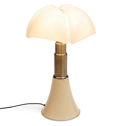 GAE AULENTI (NÉ EN 1927) Lampe "Pipistrella" en ABS et métal laqué crème. Première...