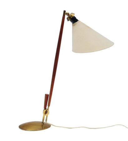 TRAVAIL SCANDINAVE DES ANNÉES 1960 Lampes en bois et laiton. Vers 1960. H_max 55...