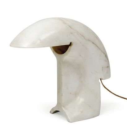 TOBIA SCARPA (NÉ EN 1935) Lampe "Biagio" en marbre veiné blanc. Édition Flos, vers...