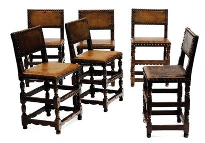 null Suite de six chaises en bois naturel teinté. Dossiers droits, pieds tournés...