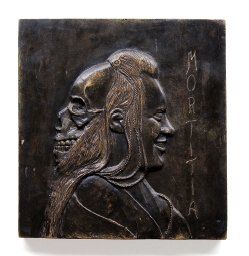 null Vanité. Relief en bronze titré «Mortitia» et signé en bas «Dada Serilles». Vanitas,...